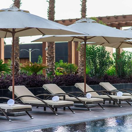 Movenpick Hotel And Residences Riyadh Ngoại thất bức ảnh Pool at the hotel