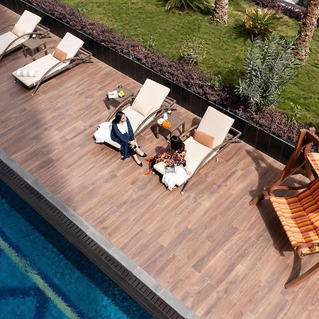Movenpick Hotel And Residences Riyadh Ngoại thất bức ảnh The swimming pool at the hotel