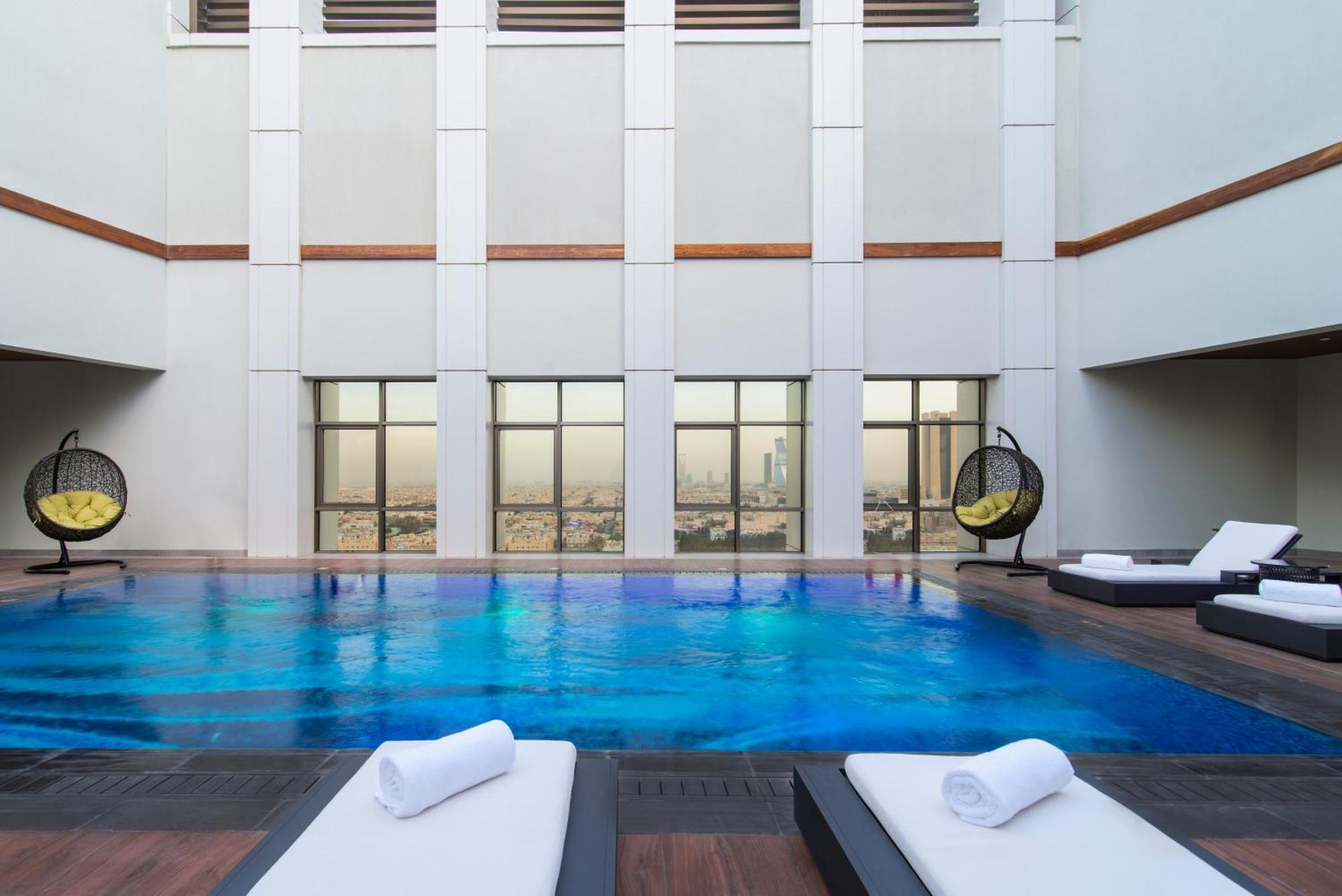 Movenpick Hotel And Residences Riyadh Ngoại thất bức ảnh The swimming pool at the hotel