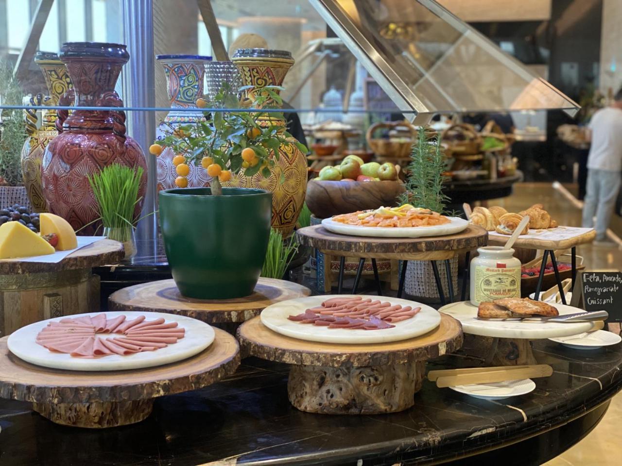 Movenpick Hotel And Residences Riyadh Ngoại thất bức ảnh A buffet at a hotel