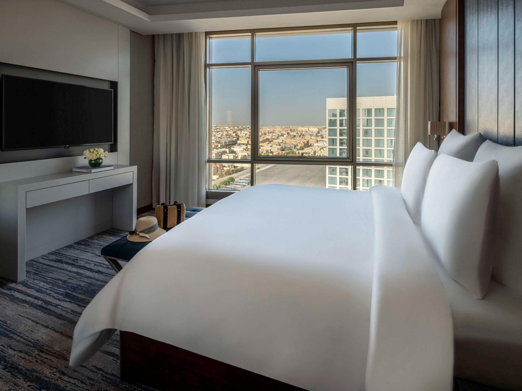 Movenpick Hotel And Residences Riyadh Ngoại thất bức ảnh A bedroom at the hotel