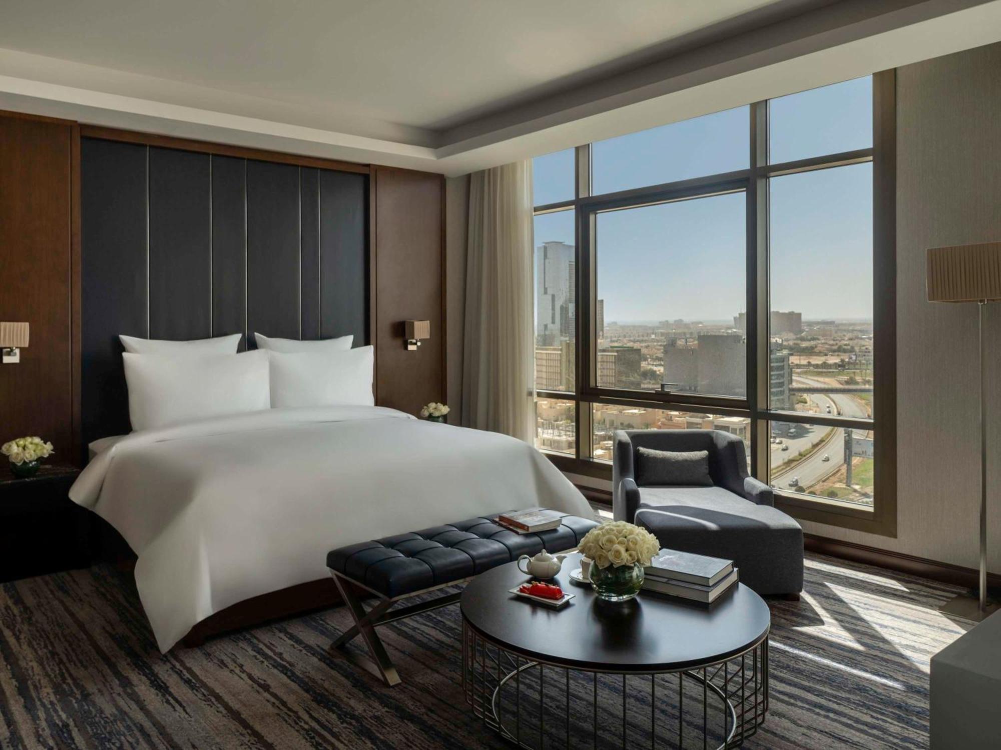 Movenpick Hotel And Residences Riyadh Ngoại thất bức ảnh A bedroom at the Ritz-Carlton, Riyadh