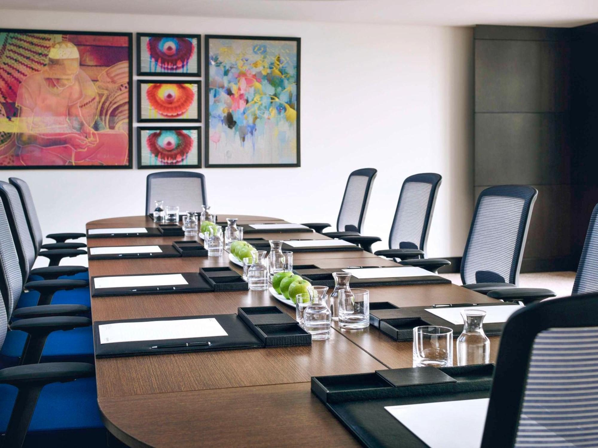 Movenpick Hotel And Residences Riyadh Ngoại thất bức ảnh A boardroom at a hotel