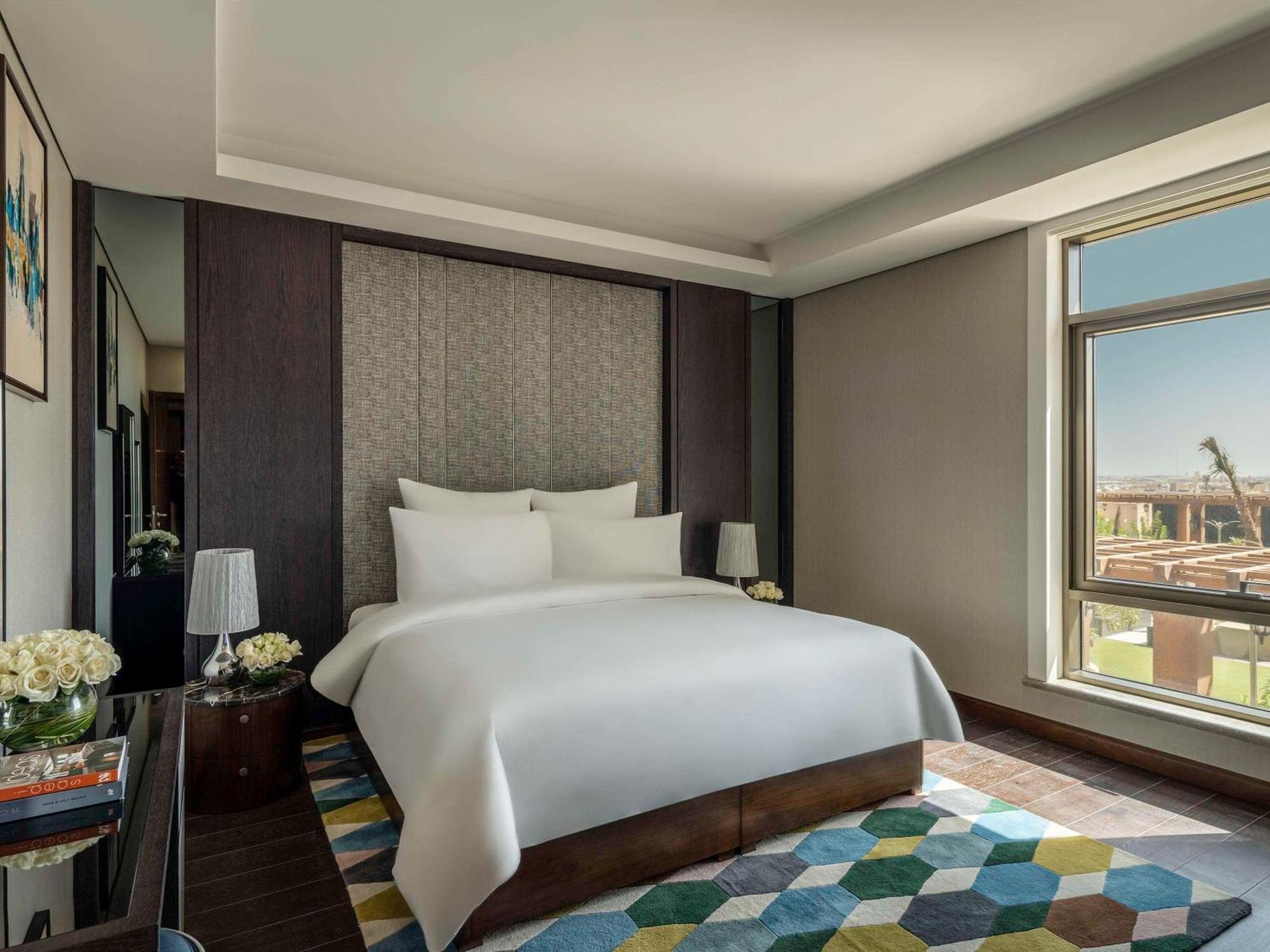 Movenpick Hotel And Residences Riyadh Ngoại thất bức ảnh A bedroom at the hotel