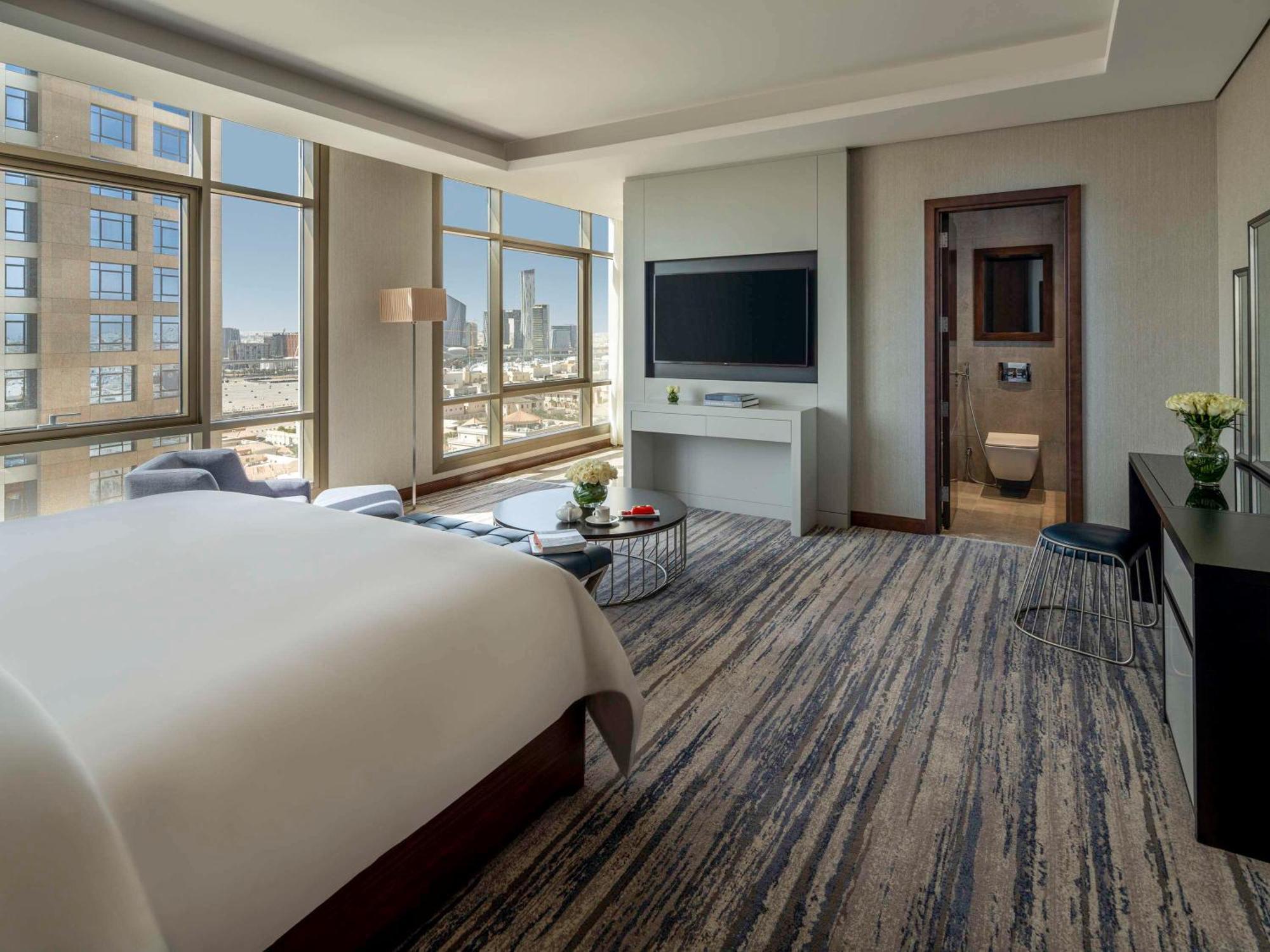 Movenpick Hotel And Residences Riyadh Ngoại thất bức ảnh A bedroom at the hotel