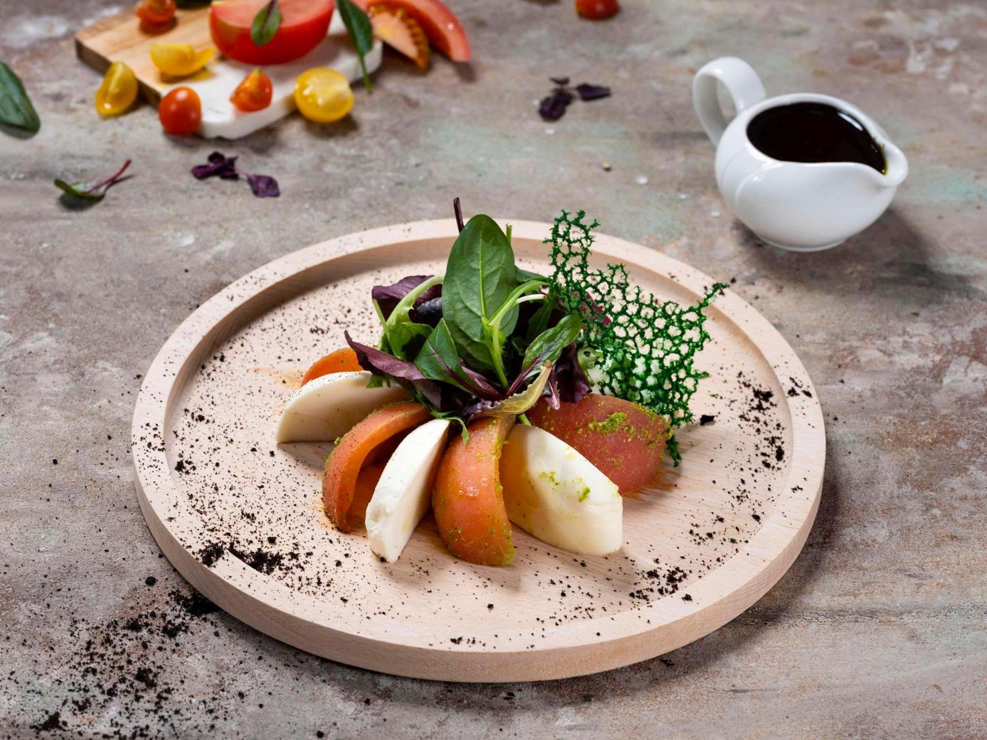 Movenpick Hotel And Residences Riyadh Ngoại thất bức ảnh A salad with a balsamic dressing
