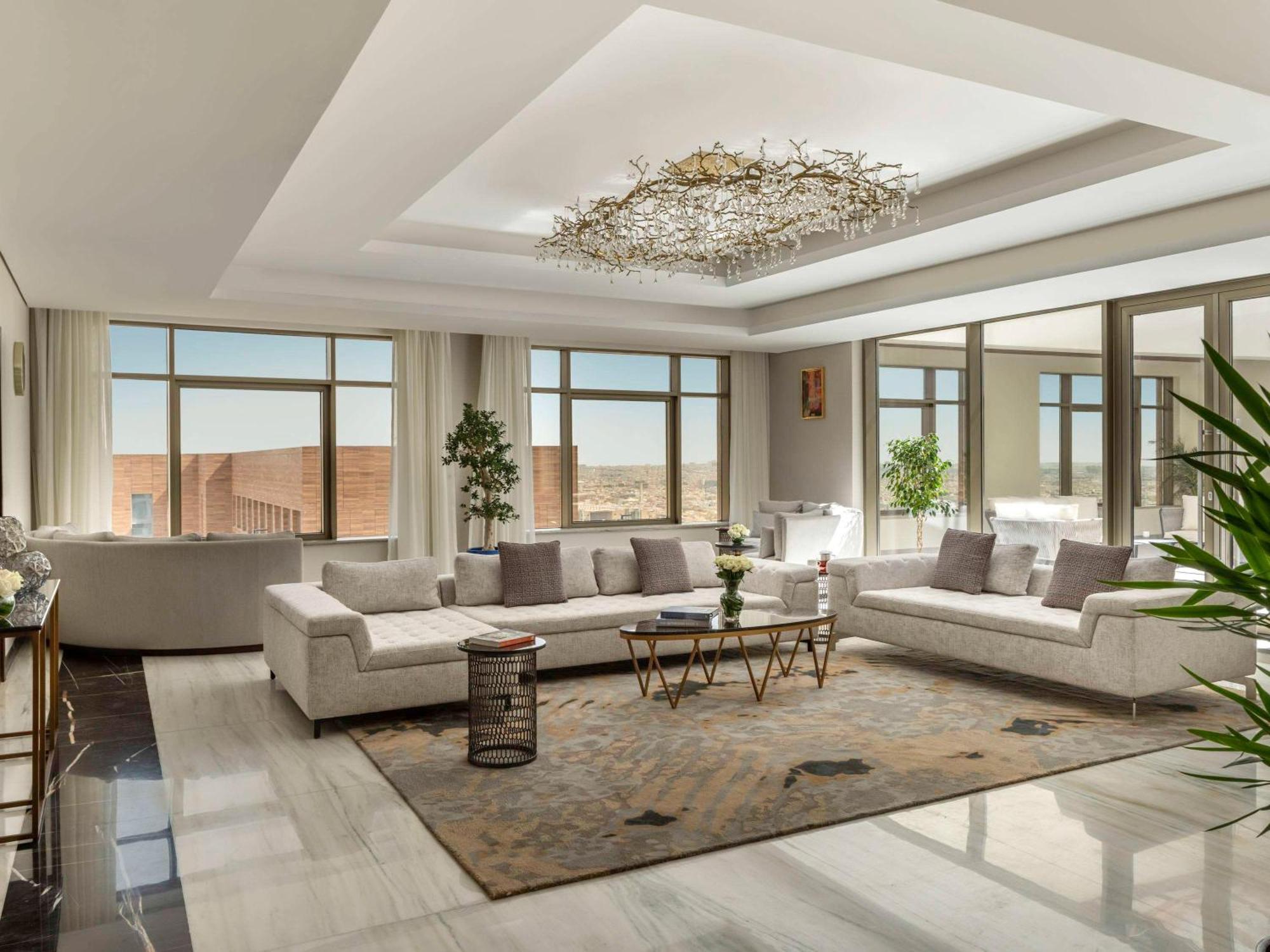 Movenpick Hotel And Residences Riyadh Ngoại thất bức ảnh The interior of the hotel