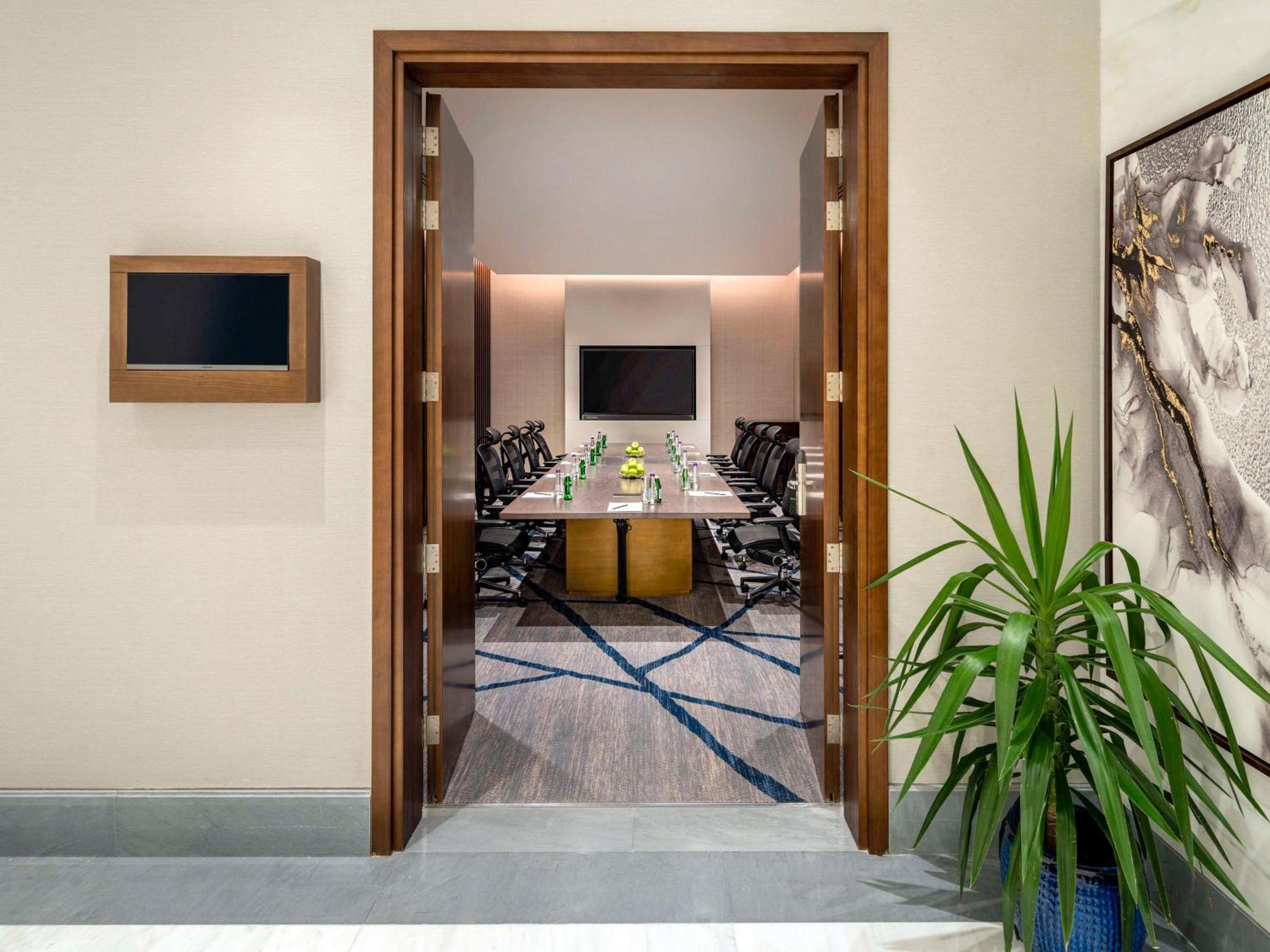 Movenpick Hotel And Residences Riyadh Ngoại thất bức ảnh Meeting room at the hotel