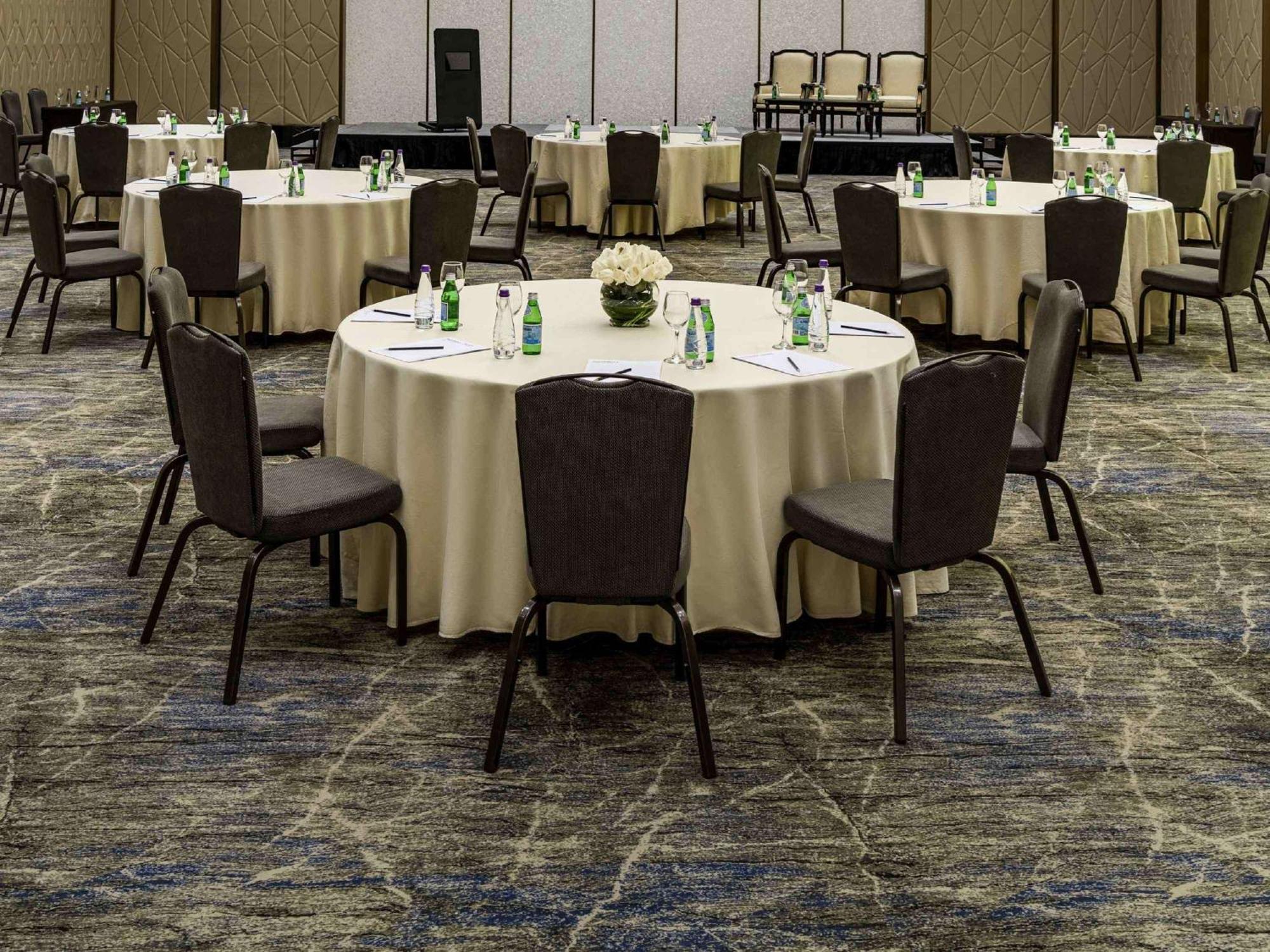 Movenpick Hotel And Residences Riyadh Ngoại thất bức ảnh A round table set for a meeting