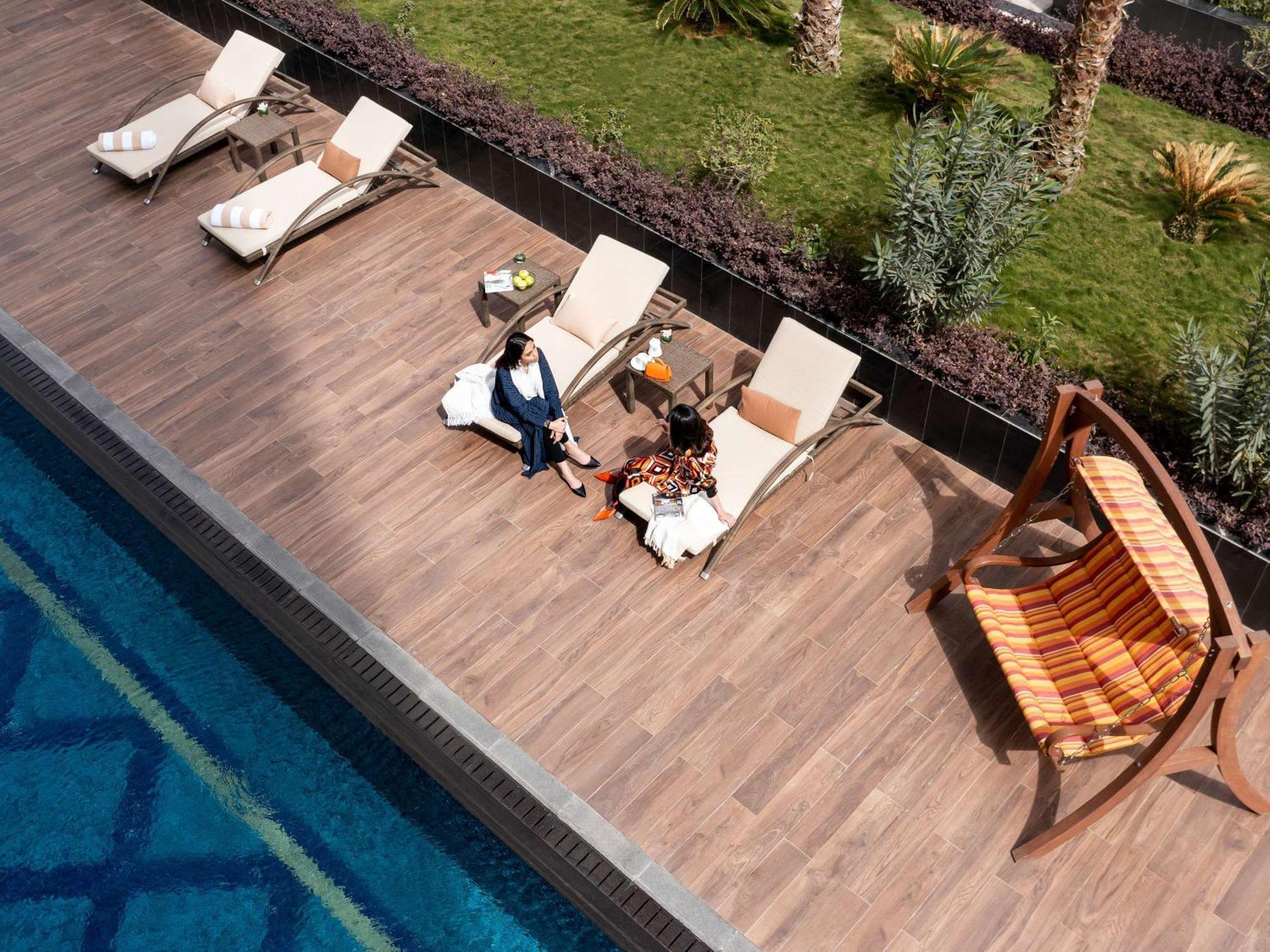 Movenpick Hotel And Residences Riyadh Ngoại thất bức ảnh The swimming pool at the hotel